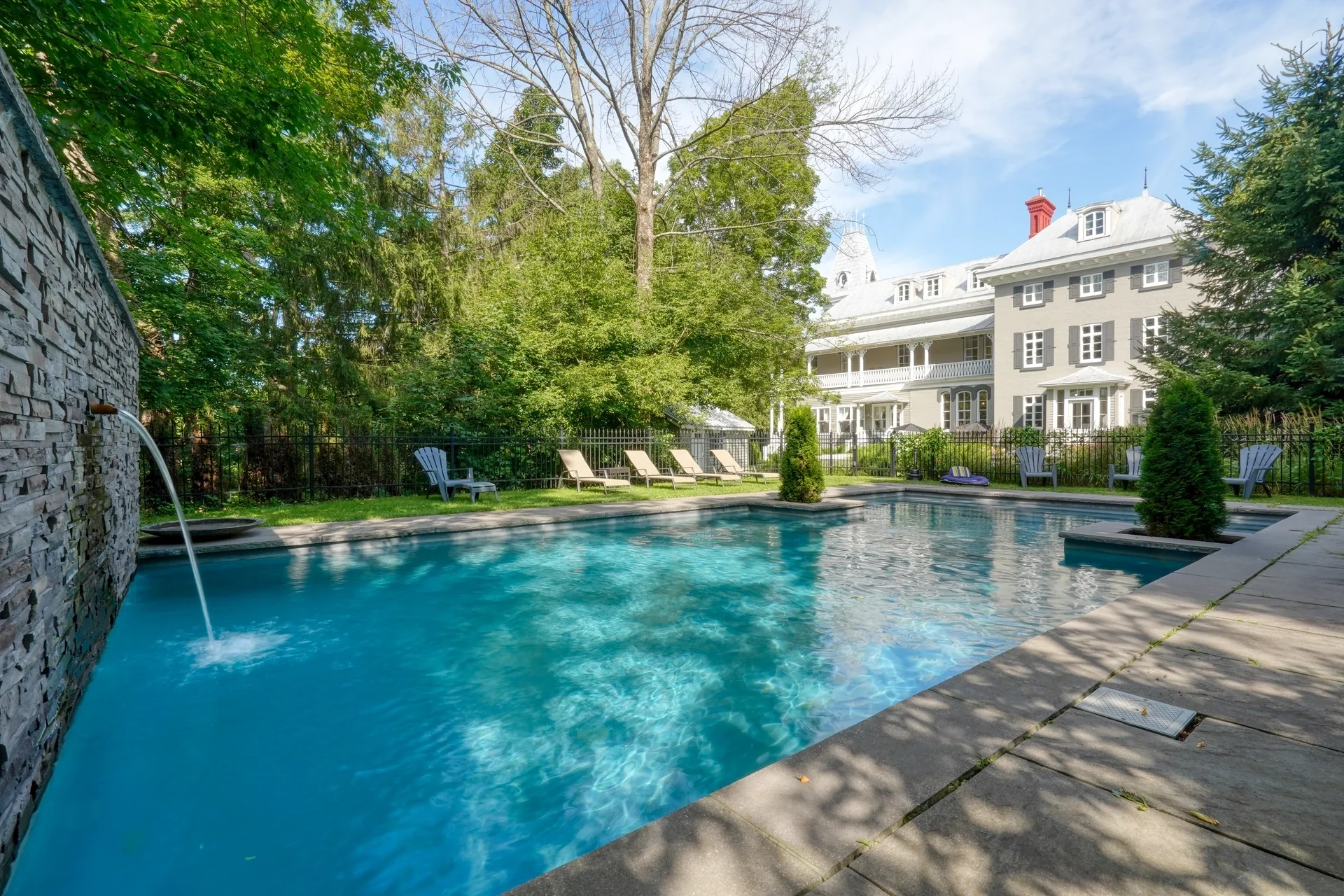 Piscine et aires extérieures au Manoir Maplewood
