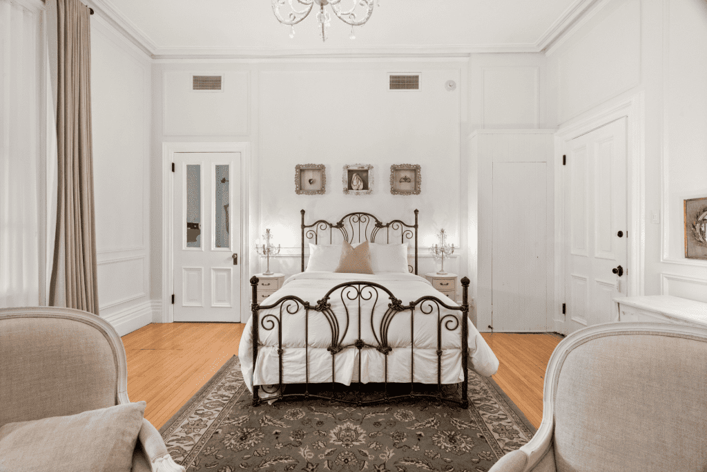 Chambre des maîtres dans un chalet privé au Manoir Maplewood