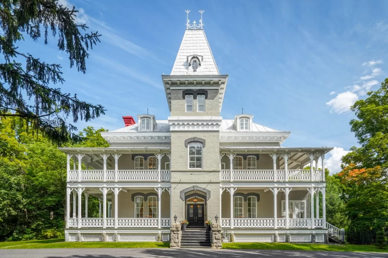 Photographie de la façade avant du Manoir Maplewood