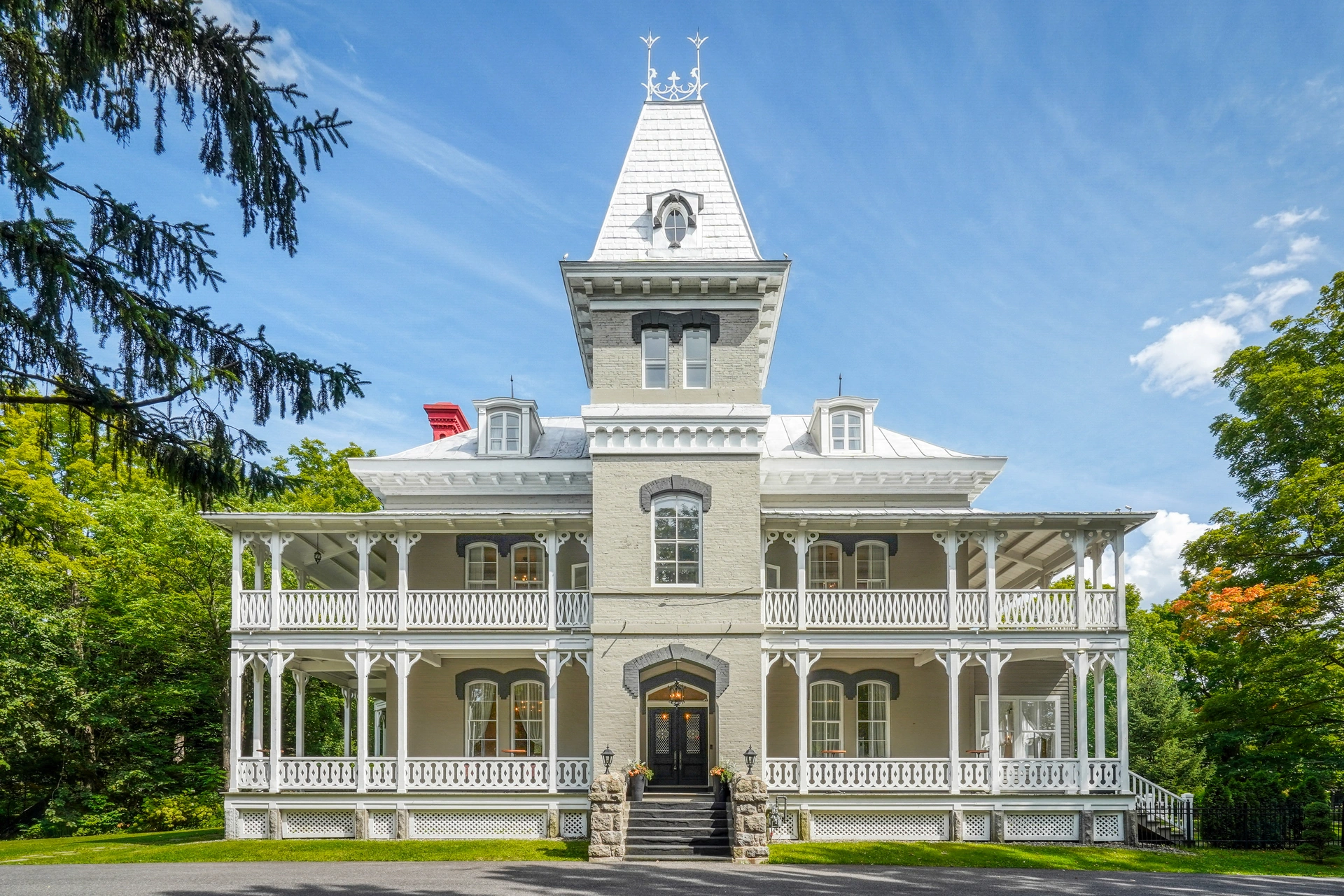 Photographie de la façade avant du Manoir Maplewood