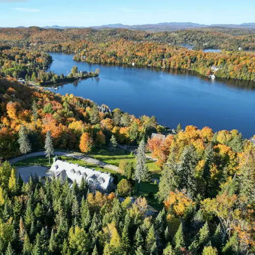 Manoir Davis lieu de mariage au Québec et retraite corporative avec vue sur le lac et la forêt