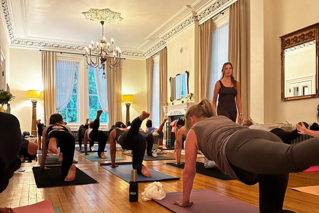Activité bien-être au Manoir Maplewood – séance de yoga pour entreprises