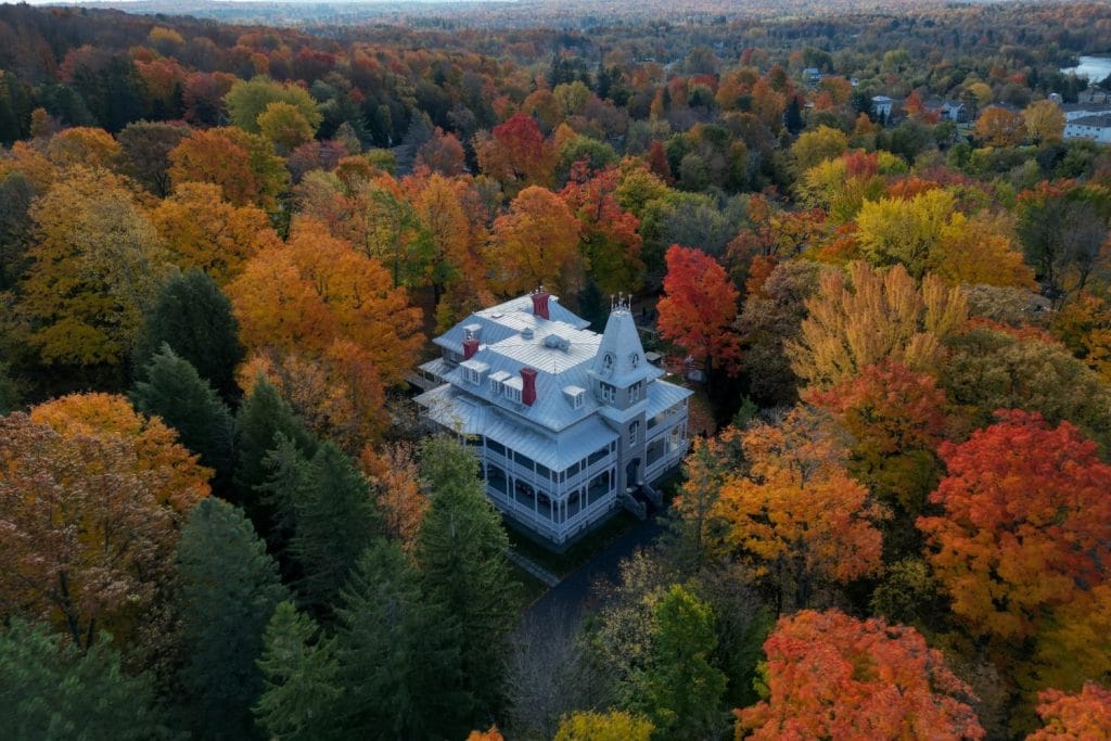 Vue aérienne automnale du Manoir Maplewood – lieu de retraite corporative au Québec