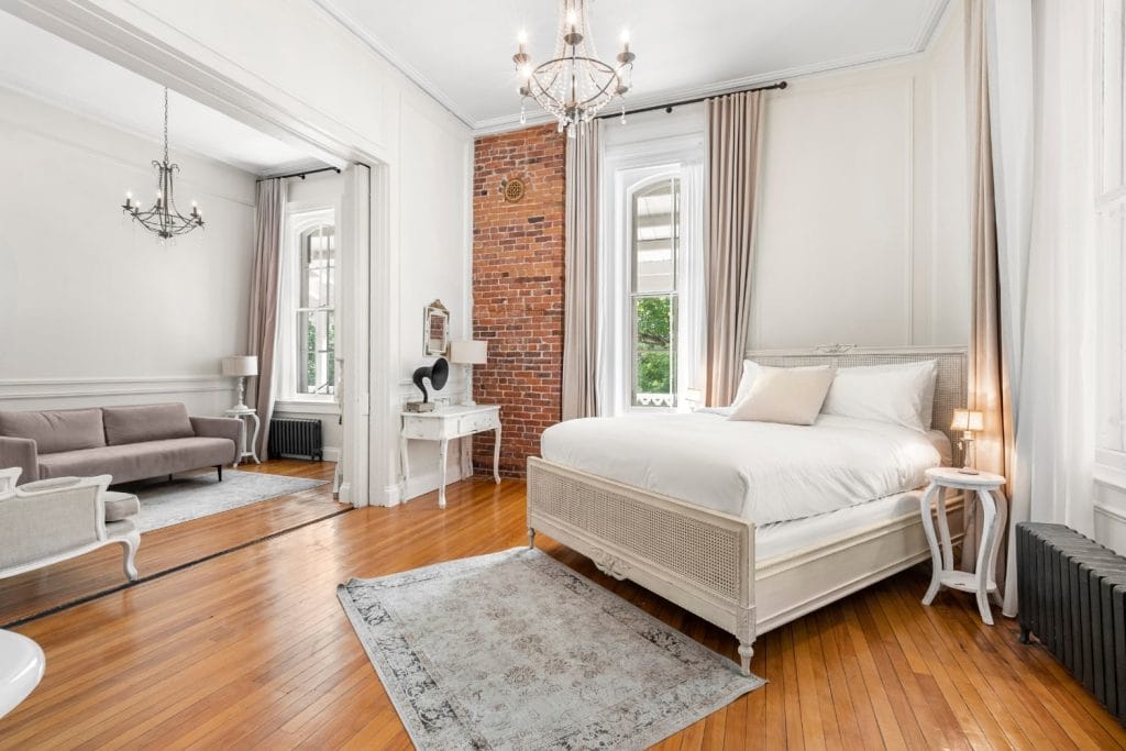 Chambre élégante au Manoir Maplewood – hébergement haut de gamme pour retraites