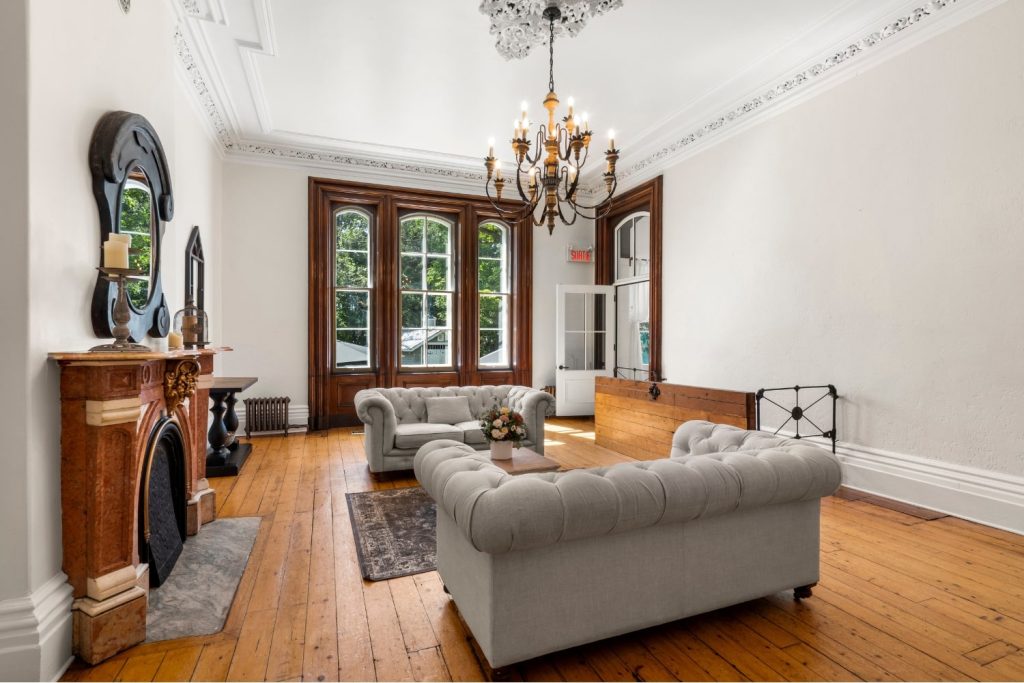 Salon élégant du Manoir Maplewood – lieu idéal pour lac-à-l’épaule et retraites