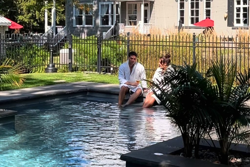 Moment de détente à la piscine du Manoir Maplewood — activité de bien-être et de team building axée sur la relaxation, la clarté d’esprit et la cohésion d’équipe pendant une retraite corporative dans les Cantons-de-l’Est.